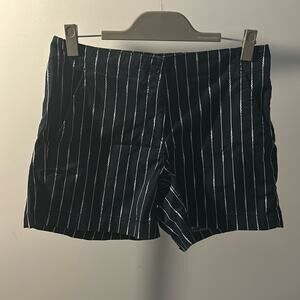 Nautica shorts size 8 5” inseam  mid rise twill short navy blue and white